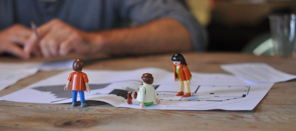 Photo d'illustration représentant 3 personnages sur une carte.
